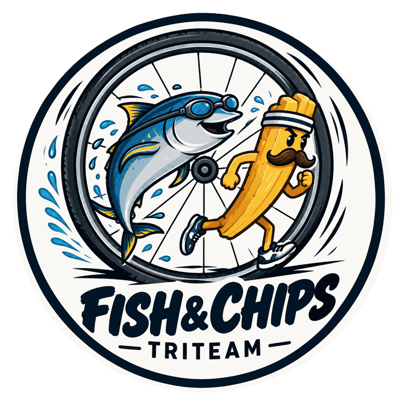 Logo Fish&Chips TriTeam: un pesce con gli occhialini e una patatina con i baffi che corre, dentro una ruota di bici